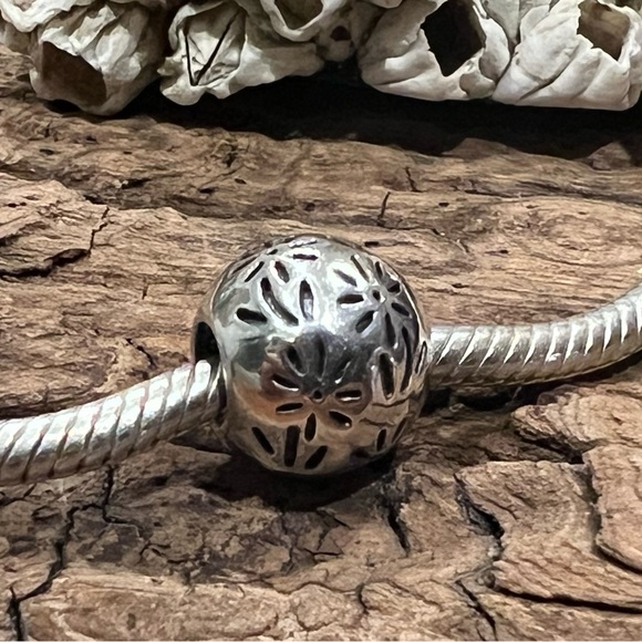 New Authentic Chamilia Charm Best Mum Ever! Bead Sterling Silver Daisy Flowers - Picture 2 of 5